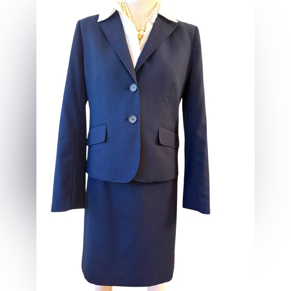 J. Crew Navy Blue Pinstripe Lightweight Wool Blazer Two Button Front Size 8 - Picture 4 of 15